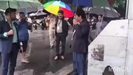 नैनीताल: भूस्खलन संभावित क्षेत्रों का एसडीएम ने किया निरीक्षण, चार्टन लॉज क्षेत्र को तिरपाल से ढकने के दिए निर्देश