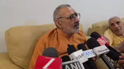 बेगूसराय: केंद्रीय मंत्री गिरिराज सिंह बेगूसराय पहुंचते ही तेजस्वी और लालू पर जमकर बरसे