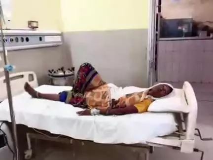 फतेहपुर: राधानगर के बड़नपुर के समीप जमुन के पेड़ पर चढ़कर जामुन तोड़ते समय किशोर नीचे गिरकर हुआ घायल, अस्पताल में भर्ती