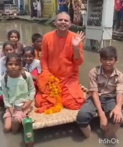 आगरा: गांव अजीजपुर में सड़क पर जल भराव को लेकर बाल योगी ने सांसद व विधायक को सुनाई खरी खोटी
