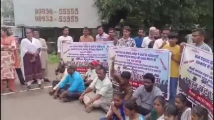 पेण्ड्रा रोड गौरेला: सेमरा भदौरा गांव की ग्रामीण और छात्र-छात्राएं के द्वारा हिंदी मीडियम स्कूल को पुनः खोलने को लेकर प्रदर्शन #jansamasya
