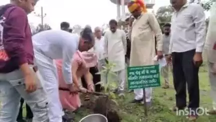 शाजापुर: बिकलाखेड़ी में 'एक पेड़ मां के नाम' अभियान के तहत 51 पौधे रोपे गए, विधायक भी उपस्थित रहे