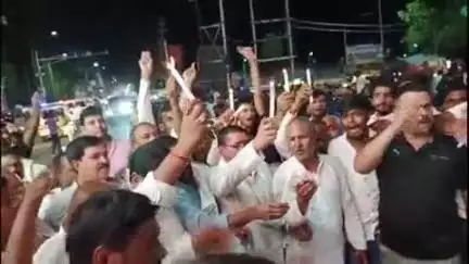बिहार: 9 जुलाई को बिहार बंद की सफलता के लिए देवी सराय चौक पर महागठबंधन ने कैंडल जलाकर बंद को सफल बनाने की अपील की