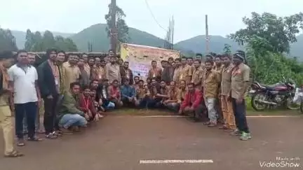 ପଟ୍ଟାଙ୍ଗୀ: ସାତ ଦଫା ଦାବି ନେଇ ନନ୍ଦପୁର ଠାରେ ଡ୍ରାଇଭର ମହାସଂଘର ଷ୍ଟେରିଙ୍ଗ ଛାଡ ଆନ୍ଦୋଳନ ,ଗାଡି ଚଳାଚଳ ବନ୍ଦ ଯାତ୍ରୀ ହନ୍ତସନ୍ତ