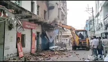 गुना नगर: पंजाबी मोहल्ला: जर्जर बिल्डिंग पर चला बुलडोजर, हादसे के बाद हरकत में आया प्रशासन