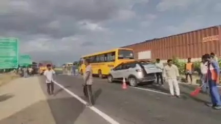 நாமக்கல்: கீரம்பூர் சுங்கசாவடி அருகே பள்ளி வேன்கள் மோதியதில் ஓட்டுநர்கள் மாணவர்கள் காயமடைந்ததால் பரபரப்பு ஏற்பட்டது