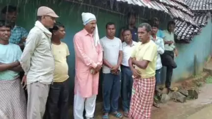 गोविंदपुर: देवली पंचायत के नैरो वार्ड सदस्य शीबा मुर्मू का आकस्मिक निधन, झामुमो जिला सचिव ने परिजनों को बंधाया ढांढस