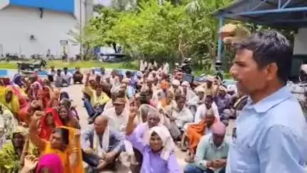 रॉबर्ट्सगंज: एनटीपीसी बीजपुर में विभिन्न मांगों को लेकर श्रमिकों ने संविदा कंपनी टीएसी के सामने धरना दिया