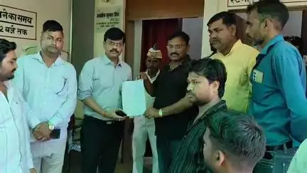 अमेठी: करनी सेना ने महेश सोनी के समर्थन में उपजिलाधिकारी अमेठी को सौंपा ज्ञापन
