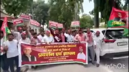 देेेवरिया: समाजवादी छात्र सभा ने परिषदीय विद्यालयों के विलय के विरोध में किया प्रदर्शन, कलेक्टर को दिया ज्ञापन
