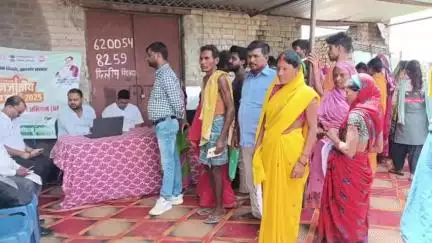 कुंदा: कुंदा की नवादा पंचायत में आयुष्मान कार्ड बनाने के लिए लगा शिविर