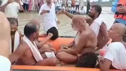 बागीदौरा: जैन धर्म के मुनिश्री सुधा सागर महाराज ने पहली बार नाव में सवार होकर नदी का रास्ता पार किया