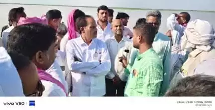 आलापुर: माझा कम्हरिया में कटान प्रभावित किसानों के धरने में पहुंचे विधायक त्रिभुवनदत्त ने अधिकारियों से की बात, किया समर्थन