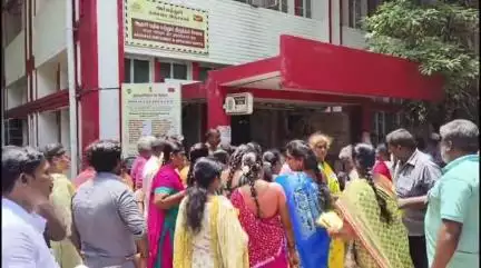 அம்பத்தூர்: முத்தமிழ் நகரில் மாற்று இடம் வழங்காமல் வலுக்கட்டாயமாக  வெளியேற்றப்பட்ட மக்கள்- அம்பத்தூர் அஞ்சலகத்தில் முதல்வருக்கு மனு