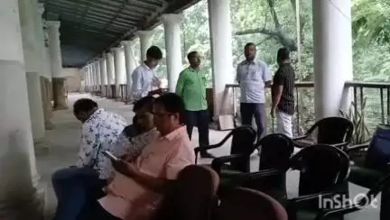 চুঁচুড়া-মগরা: বুধবার থেকে শুরু হবে প্রতীকি সাফাই কাজ, চুঁচুড়ায় সদর মহকুমাশাসকের ঘরে বৈঠকে সিদ্ধান্ত অস্থায়ী কর্মচারী সংগঠনের