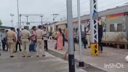 नाशिक: नाशिकरोड रेल्वे स्थानकावर रेल्वे नियमांचे उल्लंघन करणाऱ्या प्रवाशांवर रेल्वे पोलिसांनी केली कारवाई