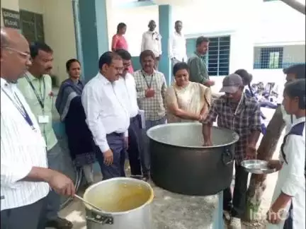 వికారాబాద్: మెనూ ప్రకారం విద్యార్థులకు మధ్యాహ్న భోజనాన్ని అందించాలి: జిల్లా అదనపు కలెక్టర్ లింగ్యా నాయక్