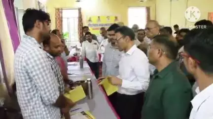सवाई माधोपुर: जिला प्रभारी व प्रमुख शासन सचिव सचिव डॉ. देवाशीष पृष्टी ने पचीपल्या में आयोजित अंत्योदय शिविर का किया निरीक्षण