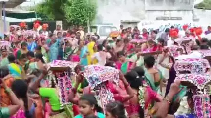 ధర్మారం: కొత్తూరులో ఘనంగా తీజ్ ఉత్సవాలు, సంప్రదాయ నృత్యాలతో సందడి చేసిన బంజారా మహిళలు