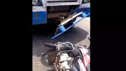 रामगढ़ पचवारा: लाडपुरा के पास सड़क पर खड़े गोवंश को बचाने के चक्कर में बाइक रोडवेज बस से टकराई, घायल बाइक सवार को हायर सेंटर किया रेफर
