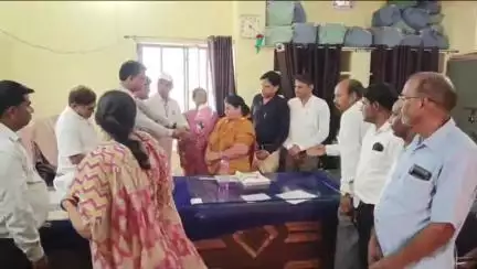करौली: सीमा जादौन ने करौली सीबीईओ का पदभार संभाला, शिक्षकों ने किया सम्मान