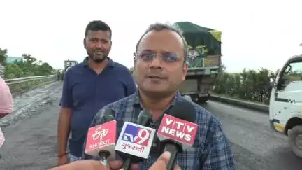 કામરેજ: નેશનલ હાઇવે 48 ઉપર ખાડાઓ પૂરવાની કામગીરી શરૂ, NHAI વિભાગ P.D સંજય યાદવે કામગીરીનું નિરીક્ષણ કર્યું