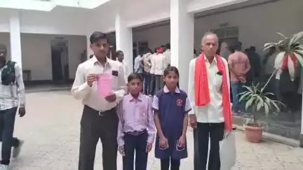 मुरैना नगर: फीस न भरने पर स्कूल संचालक ने बच्चों को स्कूल से भगाया, पिता ने कलेक्ट्रेट पहुंचकर ADM से लगाई मदद की गुहार