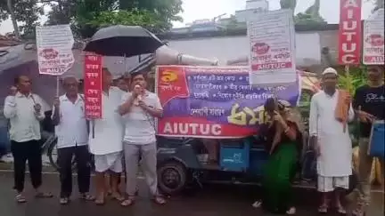 নন্দীগ্রাম ১: একাধিক দাবিকে সামনে রেখে 9 জুলাই দেশব্যাপী সাধারণ ধর্মঘটের সমর্থনে নন্দীগ্রাম বাজার মিছিল ও সভা করল AIUTUC