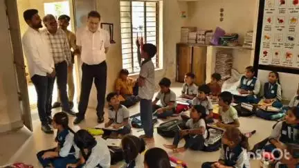 ખંભાળિયા: જિલ્લા કલેકટર નંદાણા તાલુકા શાળાની મુલાકાતે પહોચ્યા; બાળકો સાથે સંવાદ કરીને શાળામાં સુવિધાઓ ચકાસી