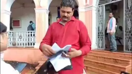 शिवपुरी नगर: सेसई के शख़्स ने चाचा पर लगाया पिता के नाम दर्ज जमीन को अधिकारियों से मिलकर अपने नाम कराने का आरोप, कलेक्टर से की शिकायत