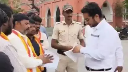 ರಾಯಚೂರು: ನಗರದಲ್ಲಿ ಬೀದಿ ನಾಯಿಗಳ ಹಾವಳಿ ತಪ್ಪಿಸುವಂತೆ ಅಖಂಡ ಕರ್ನಾಟಕ ರಕ್ಷಣಾ ಸಮಿತಿ ನಗರ ಪಾಲಿಕೆಗೆ ಮನವಿ