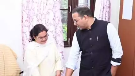 जोशियाड़ा: डीएम ने विकास भवन का किया निरीक्षण, विभागों की कार्यप्रणाली का लिया जायजा