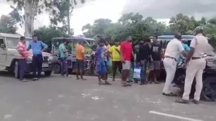 হবিবপুর: বেগুনবাড়িতে পর পর দুটি টোটোকে ধাক্কা গাড়ির, আহত 4