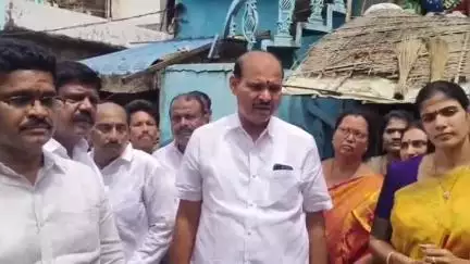 రెడ్‌బుక్‌ అంటే వైసీపీ నేతలకు భయం ఎందుకు? తప్పు చేస్తేనే భయపడండి: పట్టణంలో మంత్రి పార్థసారథి