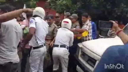 বালি-জগাছা: নরসিংহ দত্ত কলেজে র‍্যাগিংয়ের প্রতিবাদে কলেজের সামনে SFI-র বিক্ষোভ কর্মসূচি, পুলিশের সঙ্গে ধস্তাধস্তি