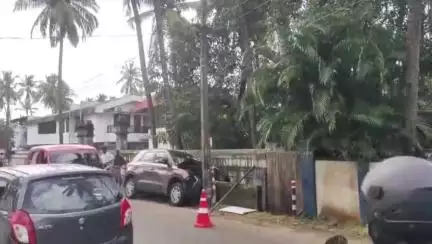 തലപ്പിള്ളി: ഒന്നാംകല്ലിൽ നിയന്തണം വിട്ട കാർ വൈദ്യുതി തൂണിലിടിച്ച് അപകടം, ഡ്രൈവറെ ആശുപത്രിയിൽ പ്രവേശിപ്പിച്ചു