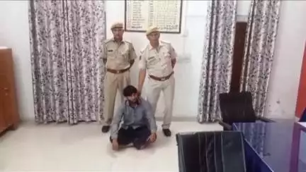 हिण्डौन: सदर पुलिस और DST टीम ने झारेड़ा से अवैध देशी कट्टा के साथ 1 बदमाश को किया गिरफ्तार