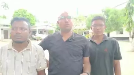 মানকাচৰ: হাটশিঙিমাৰীত জিলা বাৰ্তাজীৱী সংঘ‌ৰ জিলা আয়ুক্তৰ যোগেদি কৰ্তব্যৰত সাংবাদিকৰ সুৰক্ষাৰ ক্ষেত্ৰত মুখ্যমন্ত্ৰীলৈ স্মাৰক পত্ৰ