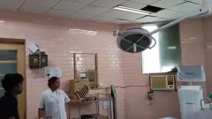 धनबाद/केंदुआडीह: मरीज की ड्रेसिंग के दौरान रेलवे अस्पताल के ऑपरेशन थिएटर में फॉल सीलिंग के साथ गिरा कुत्ता, एक स्वास्थ्यकर्मी घायल