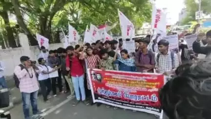 எழும்பூர்: டிபிஐ வளாகத்தை முற்றுகையிட முயன்ற மாணவர்கள் - சட்டையை பிடித்து தர தரவென இழுத்துச் சென்ற போலீசாரால் பரபரப்பு