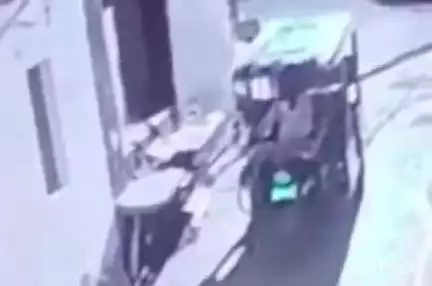 चांदपुर: चांदपुर में घर के बाहर खड़ी ई-रिक्शा हुई चोरी, सीसीटीवी कैमरे में कैद, मालिक को ₹100000 का नुकसान