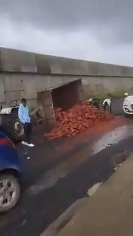 नाशिक: मुंबई नाशिक महामार्गावर सिन्नर फाटा येथे विटा घेऊन जाणारा ट्रॅक्टर पलटी सुदैवाने जीवितहानी नाही वाहतूक विस्कळीत
