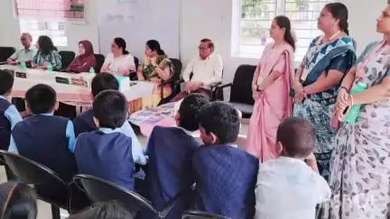 மேட்டுப்பாளையம்: மணி நகரில் உள்ள அறிவுசார் மையத்தை பள்ளி மாணவர்கள் பார்வையிட்டனர்