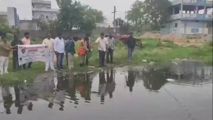 జమ్మికుంట: మున్సిపల్ పరిధిలోని హరిత నగర్‌లో నిల్వ ఉన్న నీటిలో ఆయిల్ బాల్స్‌ను విడుదల చేసిన మున్సిపల్ కమిషనర్ మహమ్మద్ అయాజ్