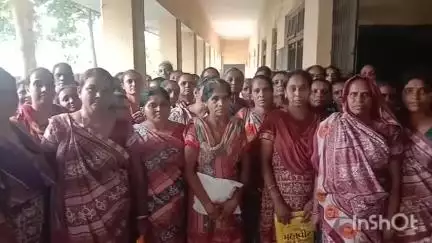 પેટલાદ: શહેરમાં N.K. સ્ટેન્ડ નજીક આવેલ ICDS કચેરી ખાતે આંગણવાડીના બહેનોએ સામુહિક રજા રિપોર્ટ મૂક્યો, BLO સહિતની કામગીરીને લઈ વિરોધ