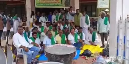 ಬೇಲೂರು: ಹಾನಿಯಾಗಿರುವ ಮುಸುಕಿನ ಜೋಳಕ್ಕೆ ಪರಿಹಾರ ನೀಡಲು ಪಟ್ಟಣದಲ್ಲಿ ರೈತ ಸಂಘ ಪ್ರತಿಭಟನೆ