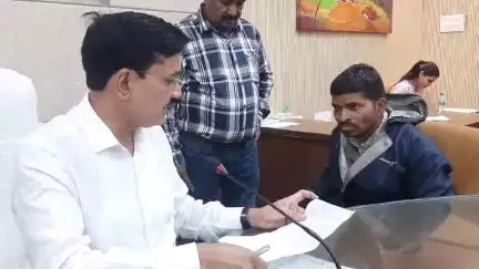 छिंदवाड़ा नगर: कलेक्टर कार्यालय के सभाकक्ष में आयोजित जनसुनवाई में कलेक्टर ने सुनी लोगों की समस्याएँ