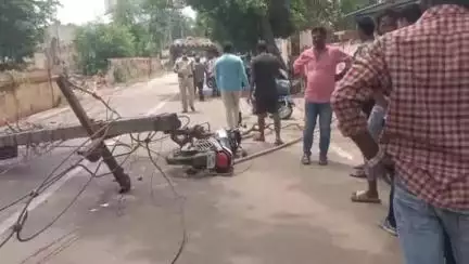 గుంటూరు: జిల్లా కోర్టు రోడ్డులో ఒక్కసారిగా విరిగి పడిన విద్యుత్ స్తంభం, ద్విచక్ర వాహనదారుడుకి స్వల్ప గాయాలు