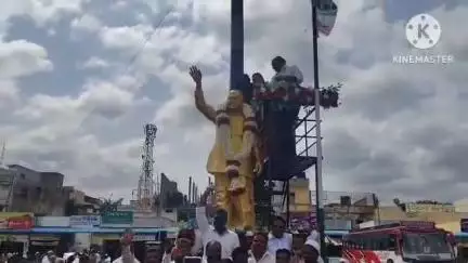హిందూపురంలో YCP నాయకుల ఆధ్వర్యంలో ఘనంగా మాజీ ముఖ్యమంత్రి YSR జయంతి వేడుకలు