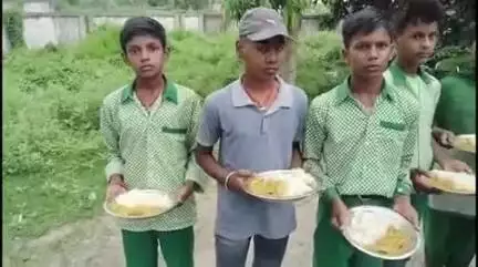 ठाकुरगंगटी: मध्य विद्यालय चपरी के छात्र मध्याह्न भोजन की थाली लेकर पहुंचे प्रखंड कार्यालय, भोजन की गुणवत्ता को लेकर की शिकायत